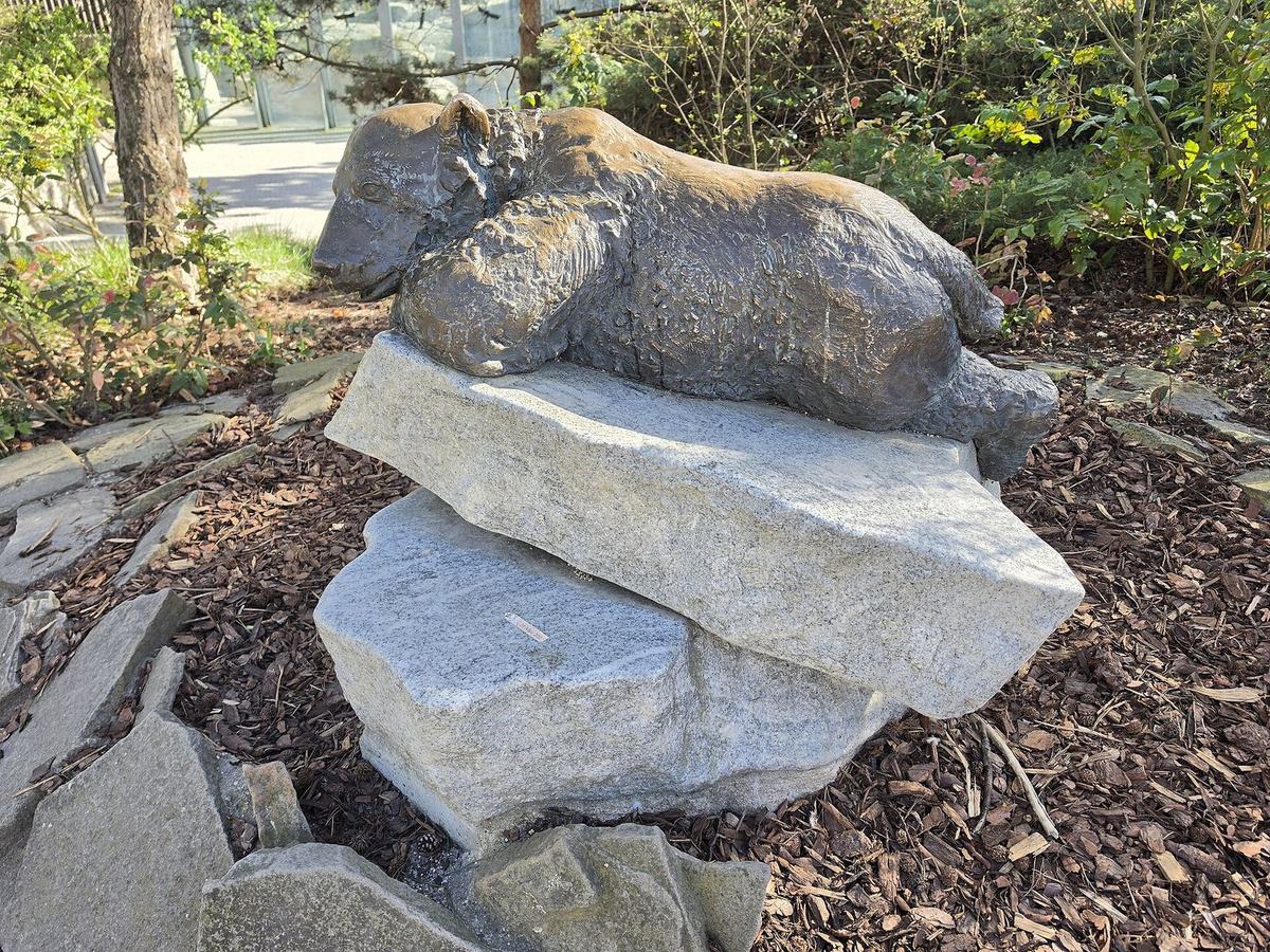 Bronze statue of Knut lying on stone blocks at the Berlin Zoo